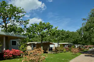 Camping Conca d'Oro - Mobilheimen mit Veranda im Grünen auf dem Campingplatz