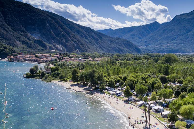 Camping Conca d'Oro - Übersicht auf das gesamte Campingplatz Gelände mit Blick auf den Lago Maggiore