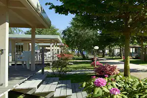 Camping Conca d'Oro - Mobilheimen mit Veranda im Schatten der Bäume