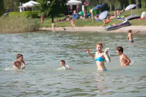 Camping Continental - Camper beim Baden am Strand
