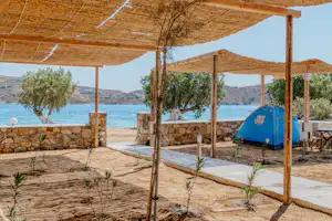 Camping Coralli - Überdachte Zeltplätze mit Blick auf das Wasser