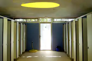 Camping Coroso - Sanitärbereich vom Campingplatz mit Toiletten und Duschen