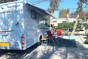 Camping Costa Blanca - Wohnwagen- und Zeltstellplatz vom Campingplatz zwischen Bäumen