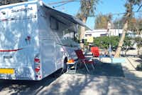Camping Costa Blanca  -  Wohnwagen- und Zeltstellplatz vom Campingplatz zwischen Bäumen