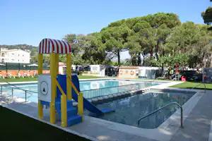 Camping Costa Brava - Pool und Wasserrutsche des Campingplatzes