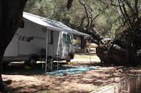 Camping Costa del Mito - Wohnmobil im Schatten auf dem Campingplatz 