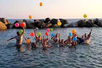 Camping Costa del Mito - spielende Kinder im Wasser 