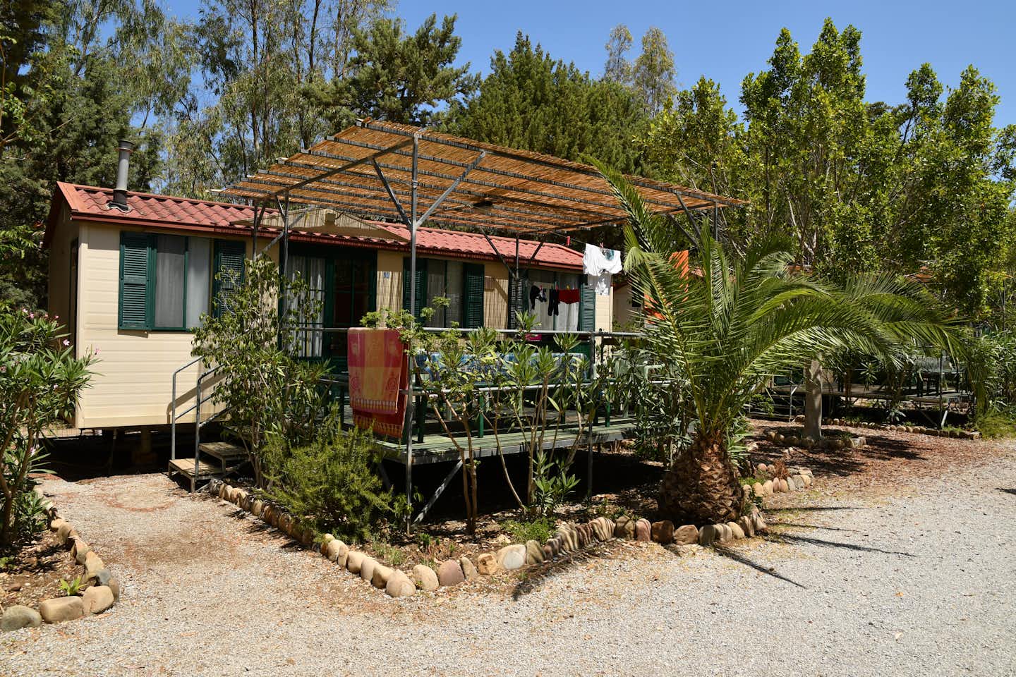 Camping Costa Ponente - Mobilheim mit überdachter Veranda auf dem Campingplatz