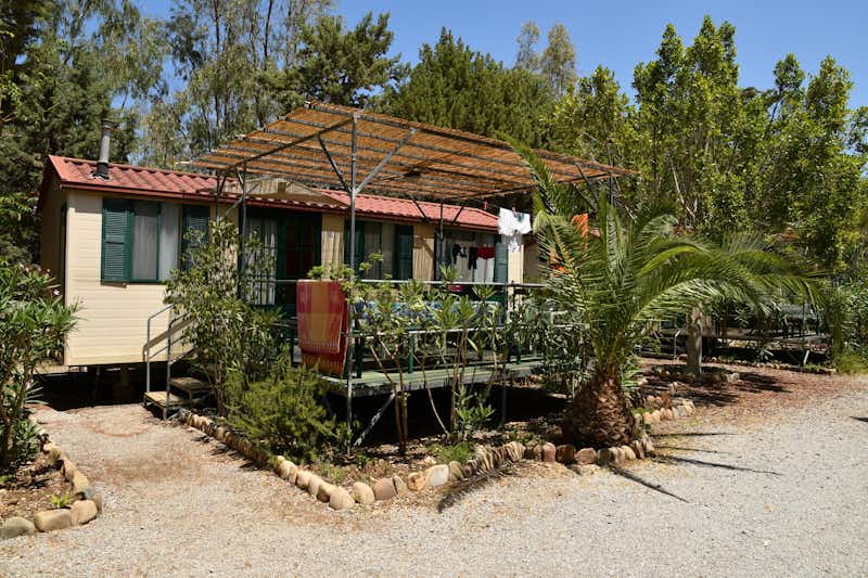 Camping Costa Ponente - Mobilheim mit überdachter Veranda auf dem Campingplatz