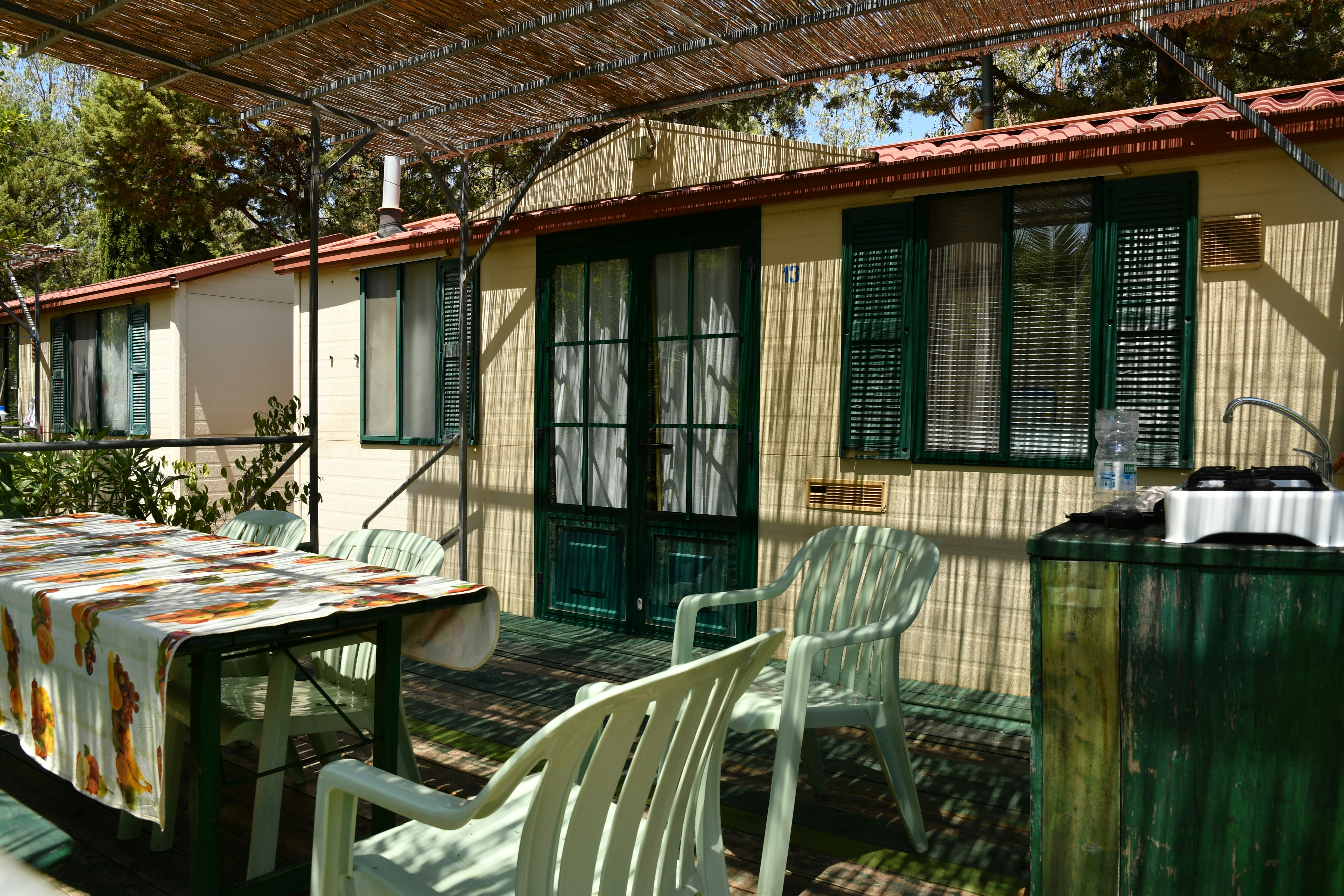 Camping Costa Ponente - Terrasse eines Mobilheims mit Sitzgelegenheiten