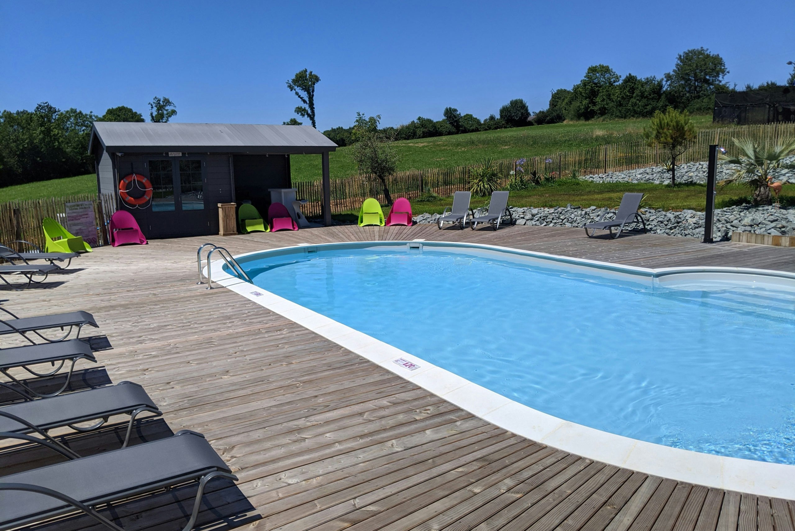 Flower Camping Côté Lac  - Pool im Freien mit Liegestühlen