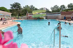 Camping Côte Plage - Freibad mit Wasserrutsche auf dem Campingplatz