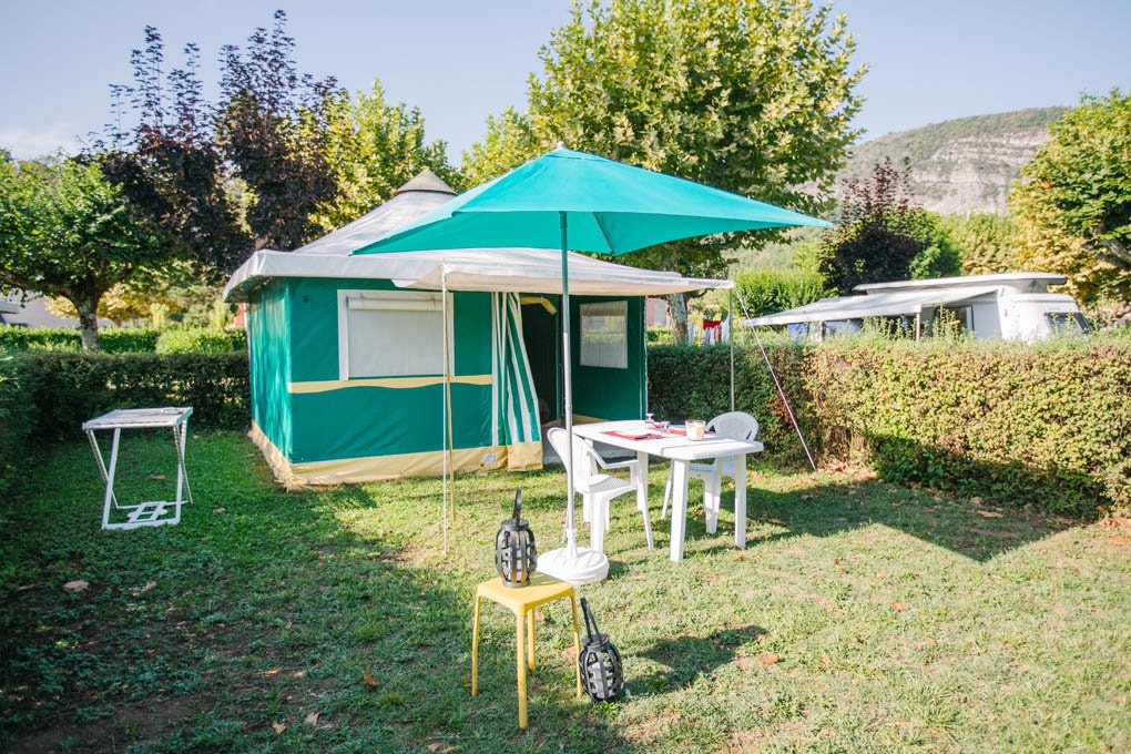 Camping Côté Vercors - Glamping-Zelt auf der Wiese