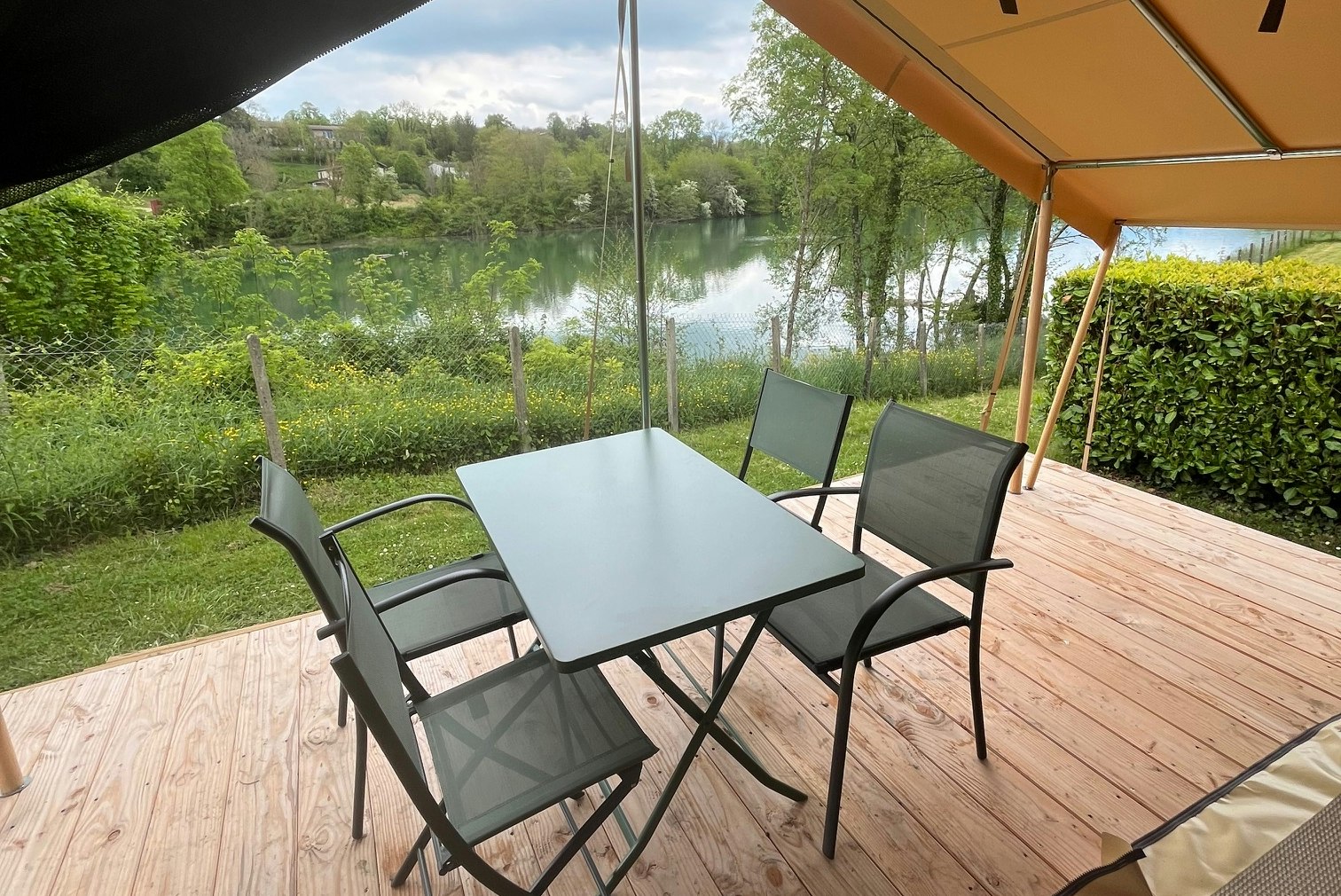 Camping Côté Vercors - Terrasse mit Blick auf den See am Campingplatz