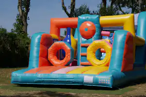 Camping Couleurs du monde - Hüpfburgen für Kinder auf dem Campingplatz