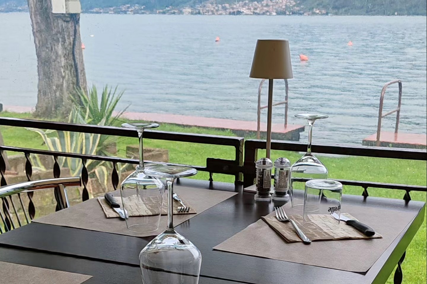 Camping Covelo - Terrasse des Restaurants mit Blick auf den See