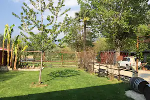 Camping Covelo - Zeltplätze auf der Wiese im Schatten