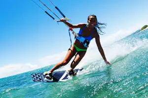 Camping Cros de Mouton - Camper beim Kitesurfen im Mittelmeer am Campingplatz
