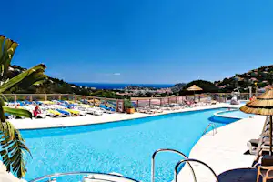 Camping Cros de Mouton - Pool vom Campingplatz mit Blick auf das Mittelmeer