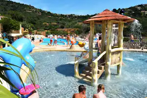 Camping Cros de Mouton - Pool vom Campingplatz mit Kinderbecken und Blick auf die Berge