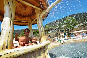 Camping Cros de Mouton - Kinder auf dem Spielplatz im Poolbereich vom Campingplatz