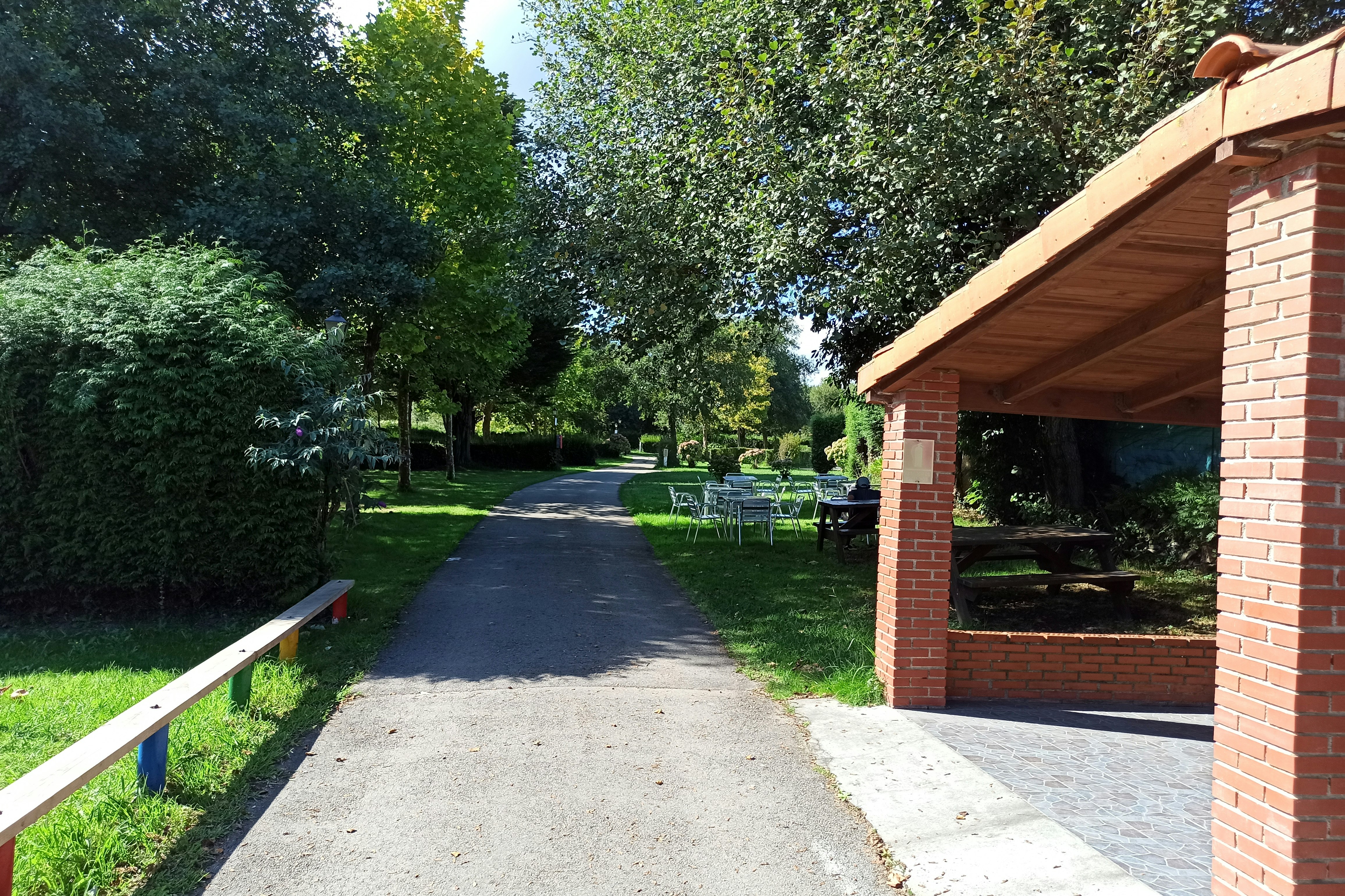 wecamp Cudillero - Blick auf den Campingplatz im Grünen