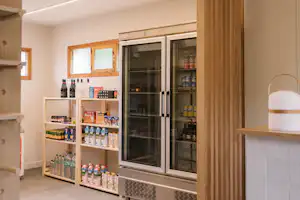 wecamp Cudillero - Kleiner Lebensmittelshop auf dem Campingplatz