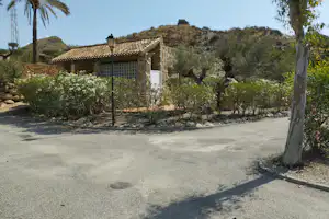 Camping Cueva Negra - Gehwege mit Beleuchtung und schöner Bepflanzung am Wegesrand