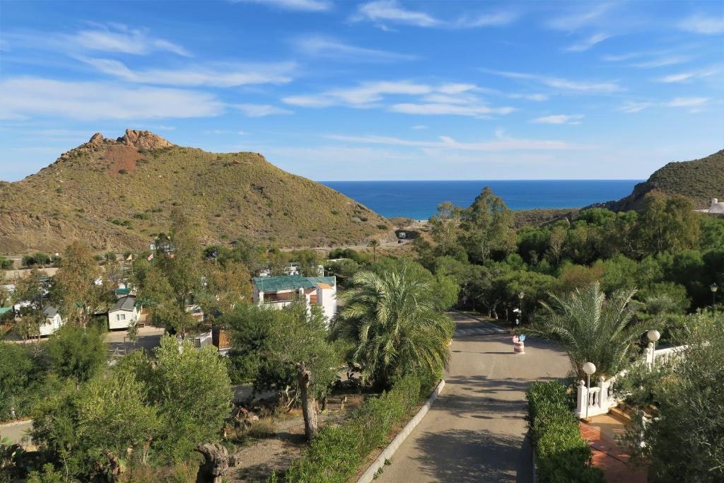 Camping Cueva Negra - Luftaufnahme des Campingplatzes mit Blick auf das Meer