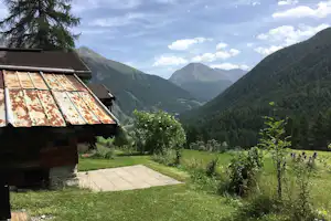 Camping Cul - Hütte auf dem Campingplatz mit Bergen im Hintergrund
