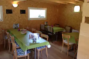 Camping Cul - Speisesaal eines Campingplatzgebäudes