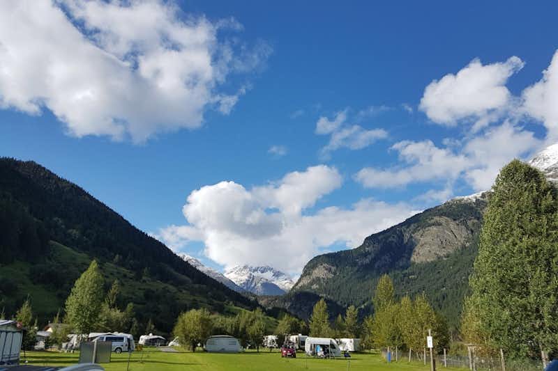 Camping Cul - Wohnwagen- und Zeltstellplatz vor Bergen
