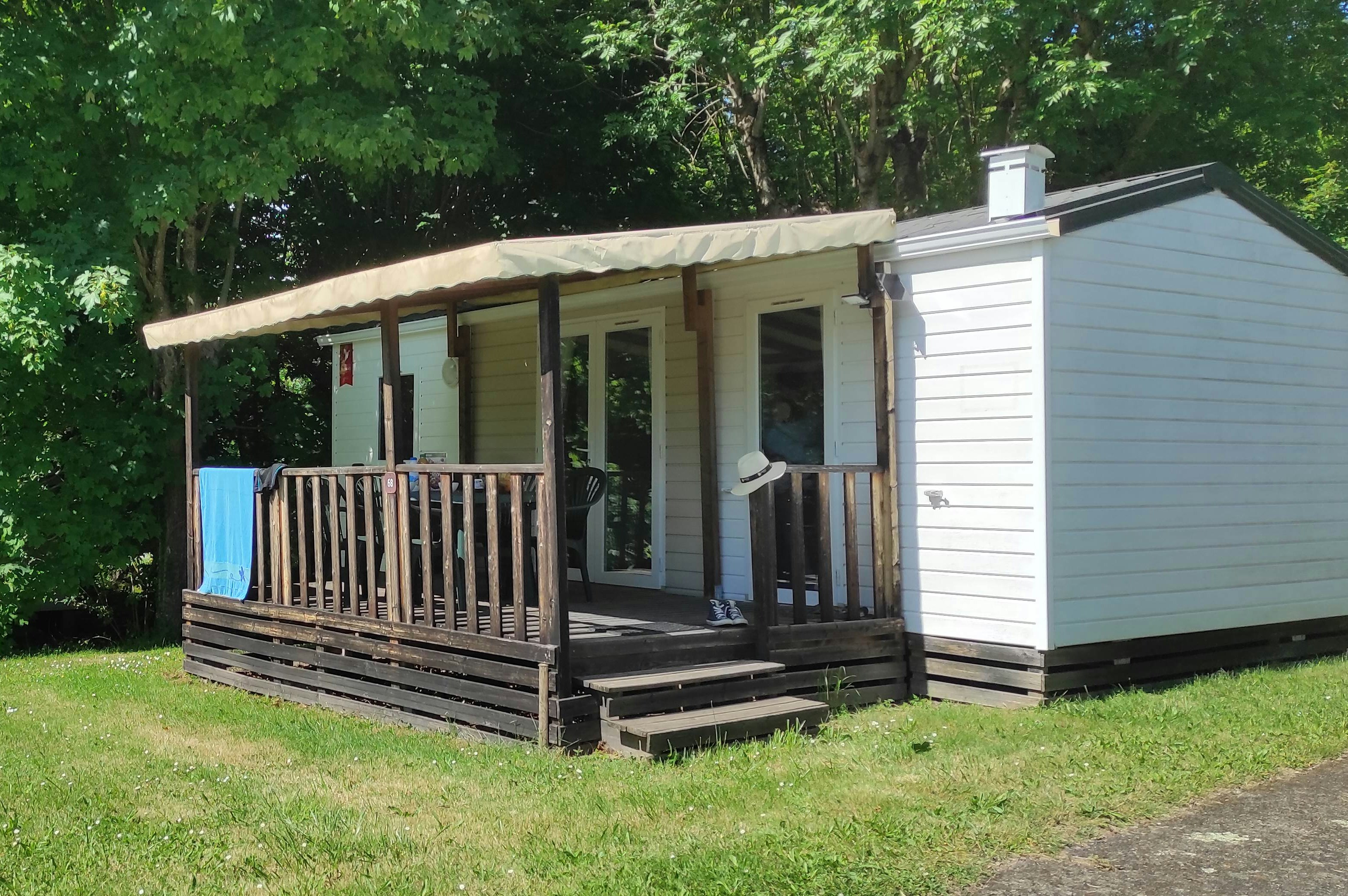 Camping d'Arpheuilles  - Mobilheim mit Terrasse auf dem Campingplatz