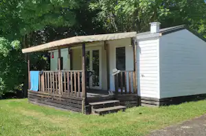 Camping d'Arpheuilles - Mobilheim mit Terrasse auf dem Campingplatz