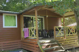 Camping d'Arpheuilles - Mobilheim mit Terrasse auf dem Campingplatz