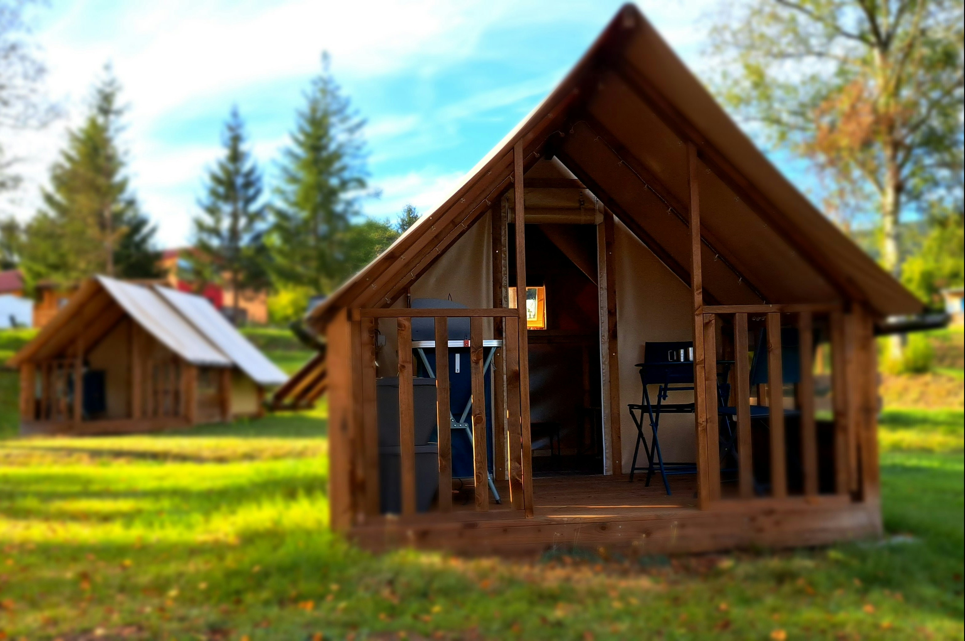 Camping d'Etival  - Mobilheim mit Terrasse auf dem Campingplatz