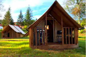 Camping d'Etival - Mobilheim mit Terrasse auf dem Campingplatz
