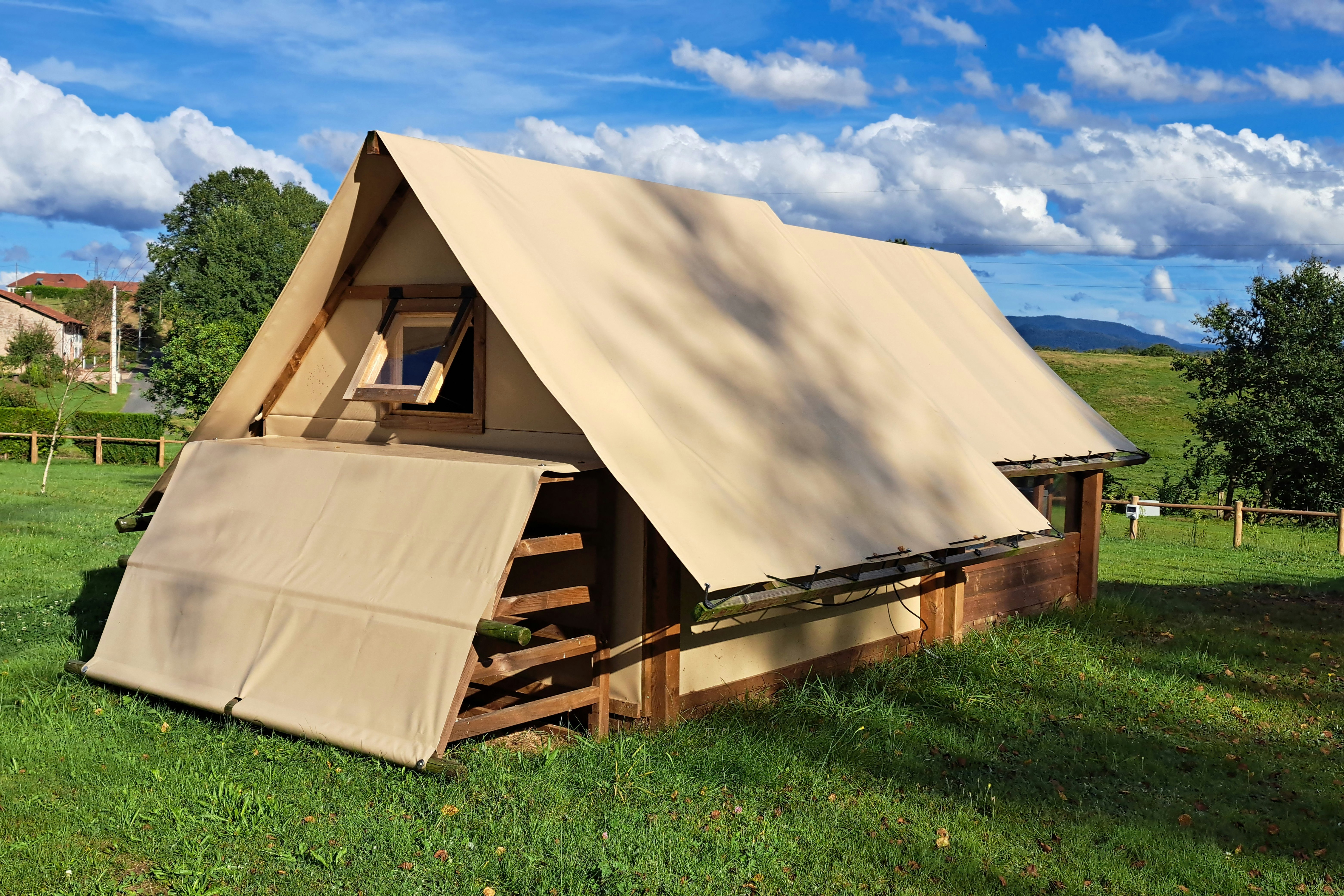 Camping d'Etival - Blick auf eine Glamping-Unterkunft auf dem Campingplatz