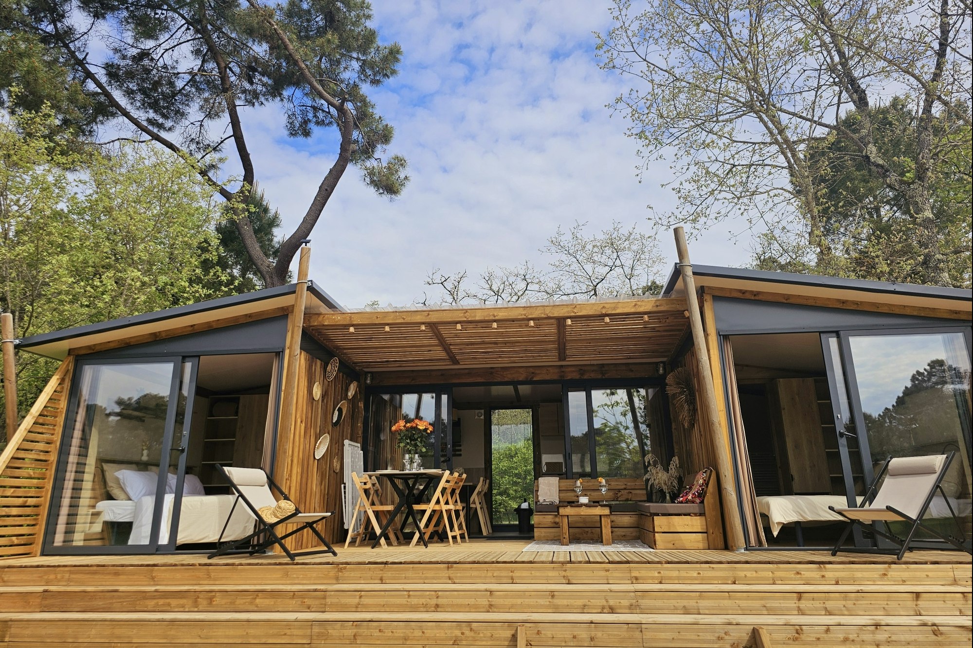 Gaia Ecolodge  Camping d' Orphéo Negro  - Mobilheim mit Terrasse auf dem Campingplatz