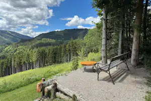 Camping Dachstein - Bank mit Ausblick auf den Wald