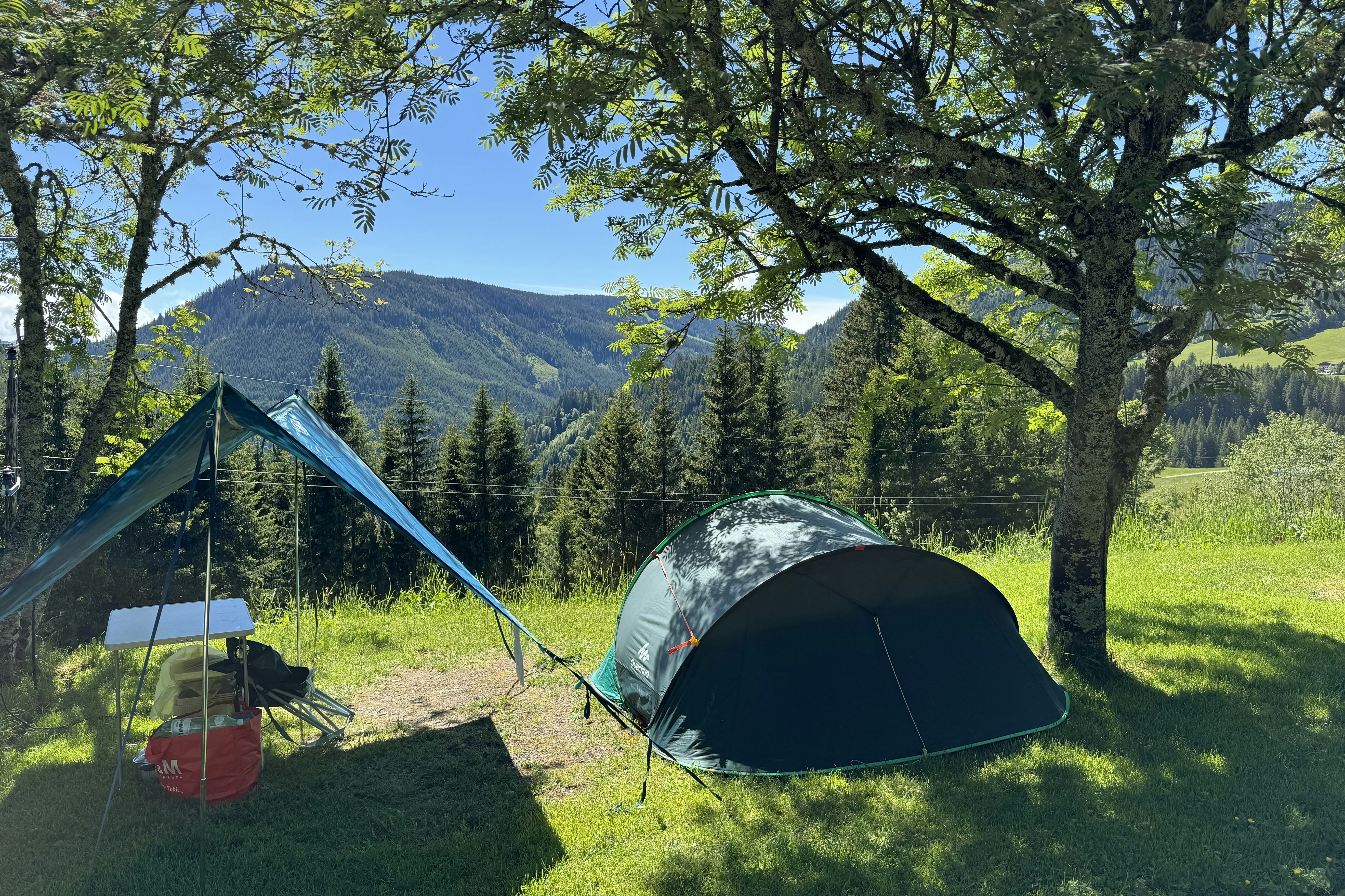 Camping Dachstein - Zelt auf Standplatz des Campingplatzes