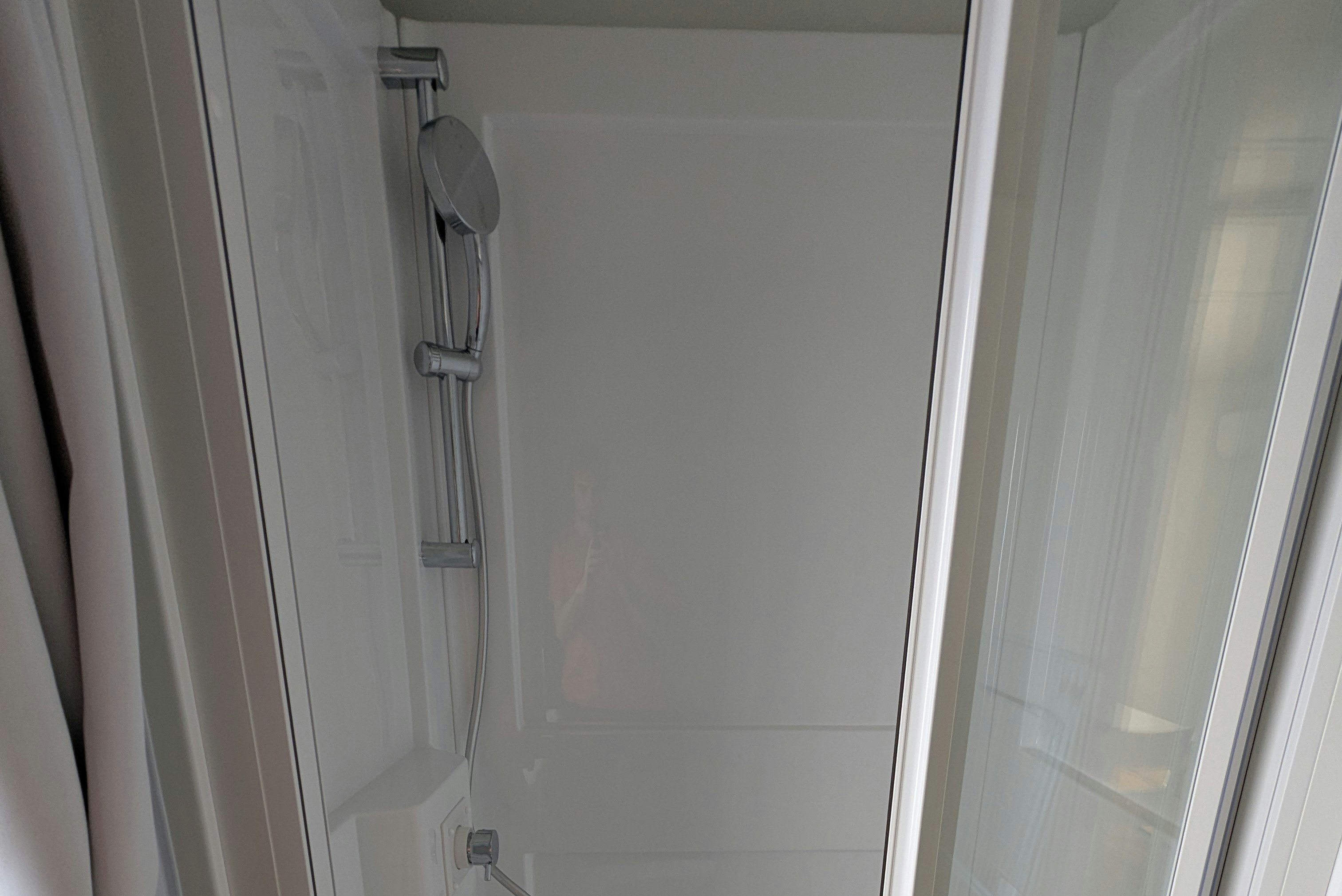 Camping Daino - Dusche im Badezimmer eines Mobilheims