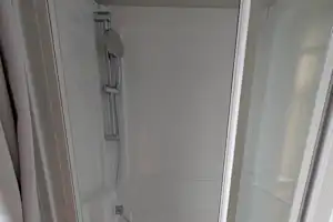 Camping Daino - Dusche im Badezimmer eines Mobilheims
