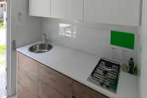 Camping Daino - Küche mit Geschirrspülbecken und Kochplatten auf dem Campingplatz