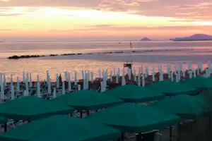 Camping Dal Pino - Strand mit Liegestühlen und Sonnenschirmen auf dem Campingplatz
