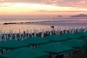 Camping Dal Pino - Strand mit Liegestühlen und Sonnenschirmen auf dem Campingplatz