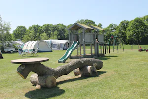 Camping Dal van de Mosbeek - Campingplatz mit Kinderspielplatz und Rutsche