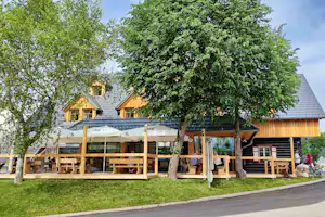 Camp Danica Bohinj Camping Danica - Gästehaus auf dem Campingplatz mit Außenterrasse