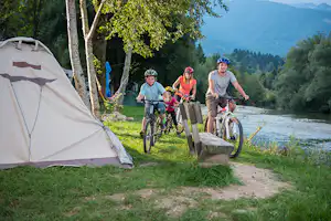 Camping Danica - Fahrrad Fahrer auf dem Campingplatz Gelände