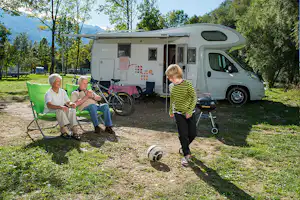 Camping Danica - vor dem Wohnmobil sitzen Camper